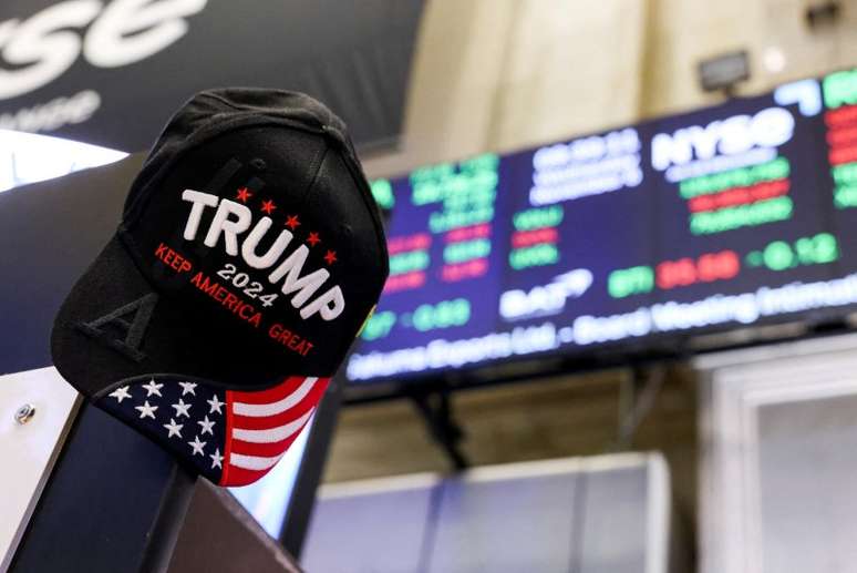 Boné em apoio a Trump é visto na Bolsa de Valores de Nova York
06/11/2024
REUTERS/Andrew Kelly