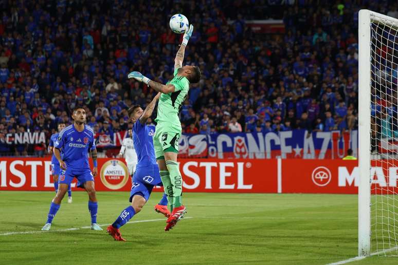 Castell&oacute;n fazendo a defesa na finaliza&ccedil;&atilde;o de Santi &ndash;