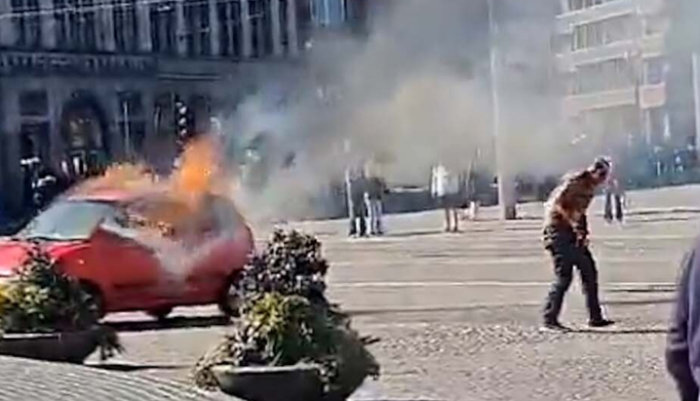 Motorista saiu em chamas após carro pegar fogo em Amsterdã