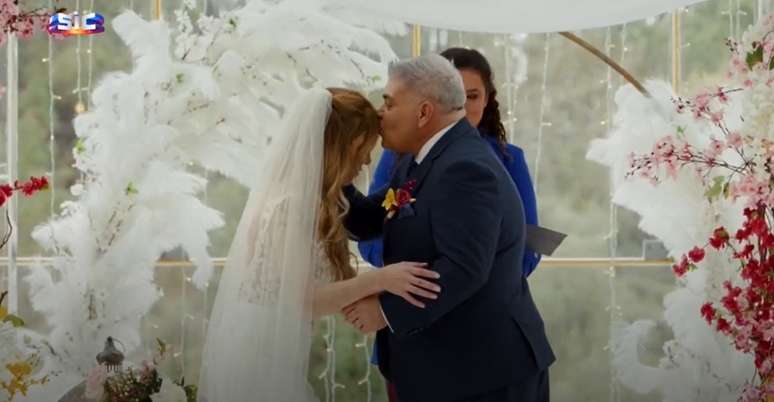 Sem dentes, sem beijo: Marta não quis tocar a boca de César, que selou o casamento com um beijinho na testa