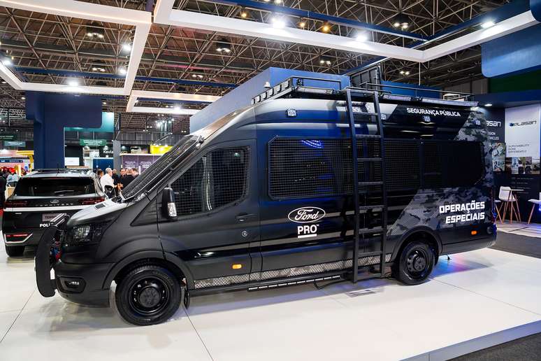 Ford Transit modificada para o uso em Opera&ccedil;&otilde;es Especiais
