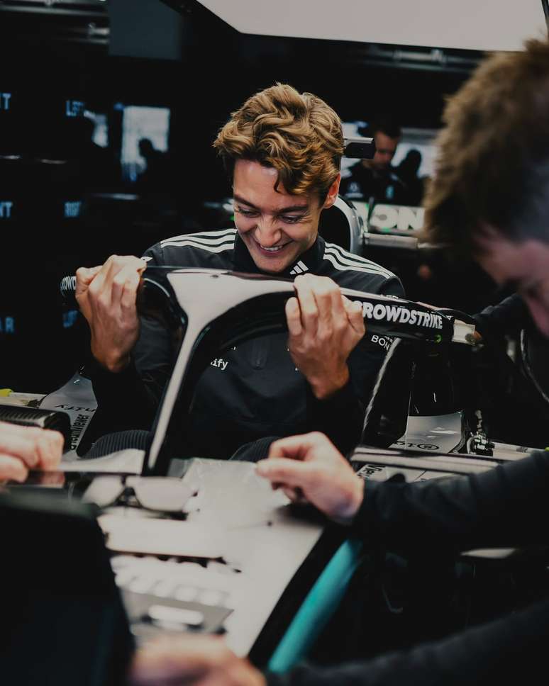 George Russell nos boxes de Suzuka. O brit&acirc;nico se diz tranquilo em rela&ccedil;&atilde;o ao seu contrato