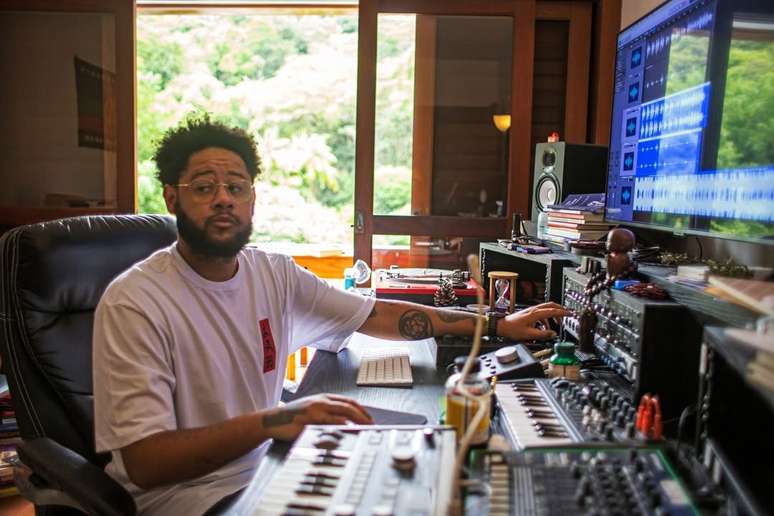 Emicida montou um est&uacute;dio na casa na Serra da Cantareira