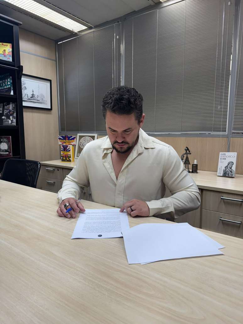 O escritor J.D. Netto assina contrato com editora brasileira VR para lançar seu primeiro livro na Bienal do Livro, RJ.
