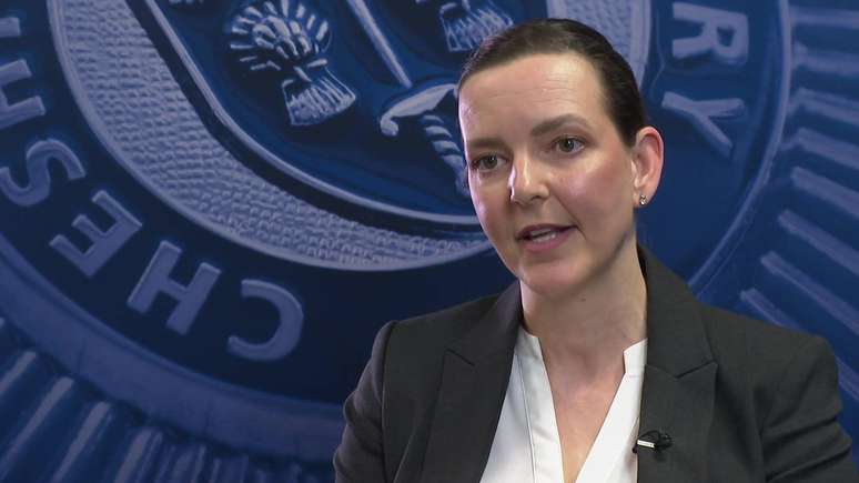 A inspetora Hannah Friend diz que ela e seus colegas da pol&iacute;cia de Cheshire visitaram o t&uacute;mulo de Callum para 'assumir o compromisso' de descobrir a verdade