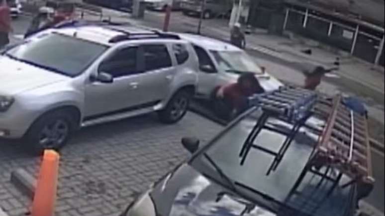 Um incidente alarmante ocorreu em S&atilde;o Jos&eacute;, na Grande Florian&oacute;polis, quando um homem foi preso ap&oacute;s roubar um carro com uma crian&ccedil;a dentro