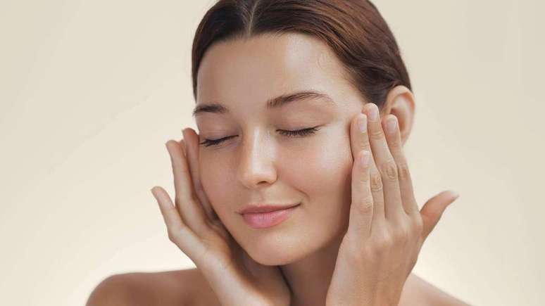 Veja como fazer uma maquiagem glow sem ser oleosa