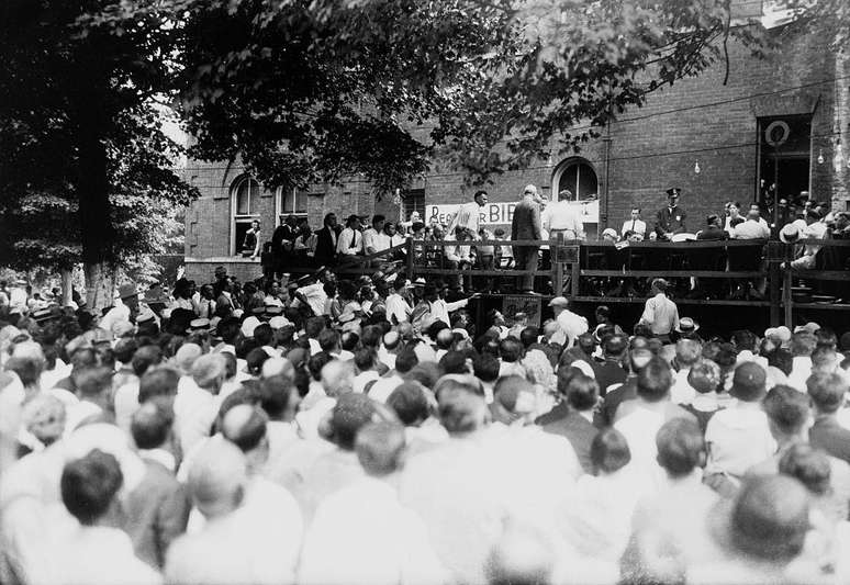 Julgamento acabou transferido para &aacute;rea externa