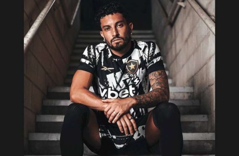 Divulga&ccedil;&atilde;o / Botafogo - Legenda: Alex Telles vira 'modelo' em lan&ccedil;amento de uniforme