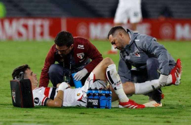 Rubens Chiri/Saopaulofc.net - Legenda: Oscar teve les&atilde;o muscular diagnosticada ap&oacute;s exames m&eacute;dicos