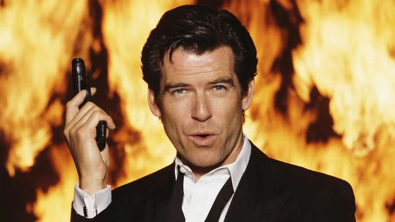 Pierce Brosnan como James Bond em material promocional de 007 contra GoldenEye (1995)