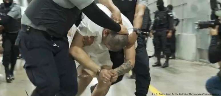 Justi&ccedil;a de Maryland divulgou imagens de homem deportado por engano no Cecot, maior pris&atilde;o da Am&eacute;rica Latina localizada em El Salvador