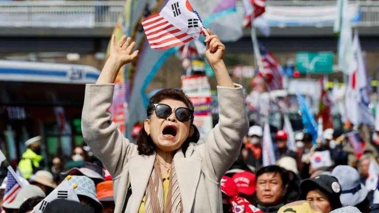Mulher na Coreia do Sul comemora impeachment do presidente