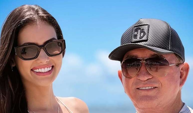 51 anos mais nova, mulher de Amado Batista revela quebra de regra do cantor ao se virem pela 1ª vez em show.