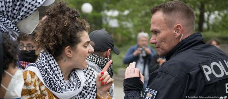 Estrangeiros alvos da decis&atilde;o foram presos durante protesto em 17 de outubro de 2024 na Universidade Livre de Berlim; advogado, por&eacute;m, diz n&atilde;o ter tido acesso &agrave; acusa&ccedil;&atilde;o