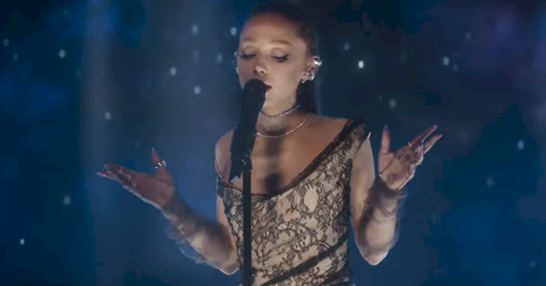 Ariana Grande e as joias que usou no clipe 'Brighter Days Ahead'&nbsp;