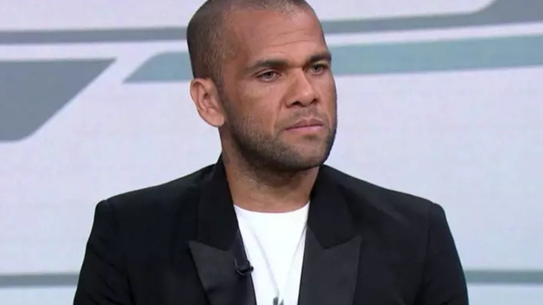 Daniel Alves recupera documentos e intriga com poss&iacute;vel retorno ao Brasil