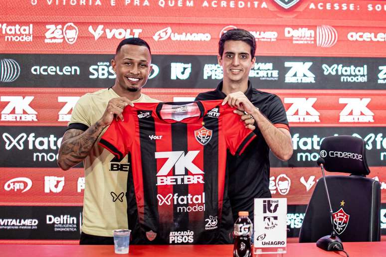 L&eacute;o Pereira &eacute; apresentado no Vit&oacute;ria. 