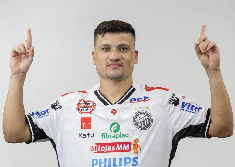 Ronald com a camisa do Oper&aacute;rio. 