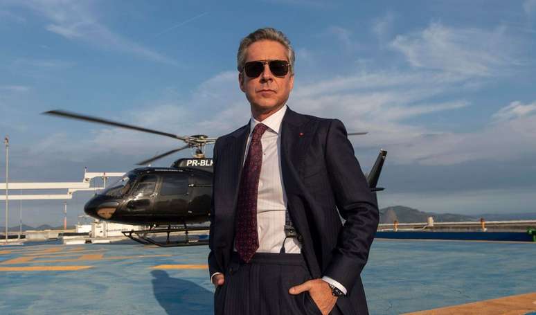 Marco Aur&eacute;lio &eacute; o inescrupuloso empres&aacute;rio que tem poder na empresa de avia&ccedil;&atilde;o TCA, comandada por Odete Roitman (Debora Bloch).