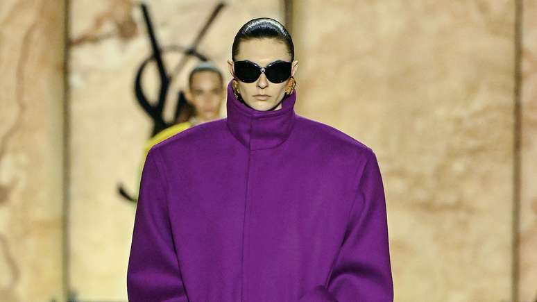 Os volumes s&atilde;o destaque e remetem &agrave; tend&ecirc;ncia dos anos 1990