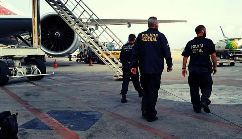 Policiais Federais em atividade em um aeroporto