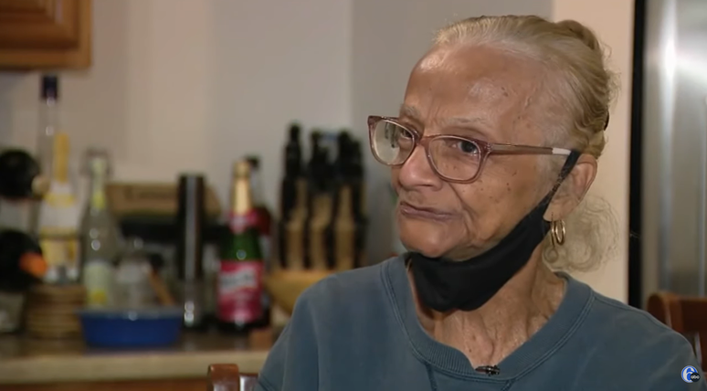 Mildred Simoneriluto conversando com jornalistas da WTAE, dos Estados Unidos