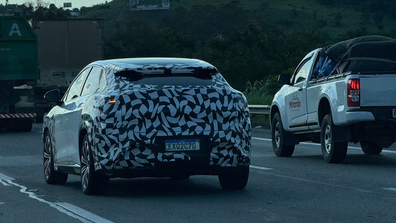 Novo BYD Sea Lion 07 flagrado em testes no Brasil