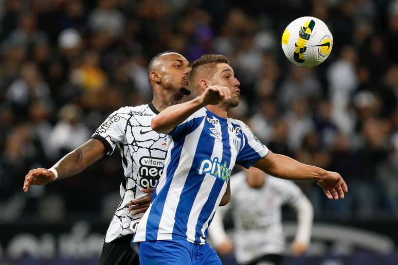 Bissoli com a camisa do Avaí