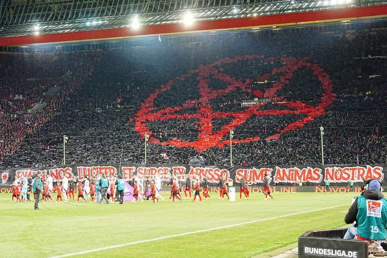 Torcida do Kaiserslautern faz provocação com pentagrama e imagem de Lúcifer