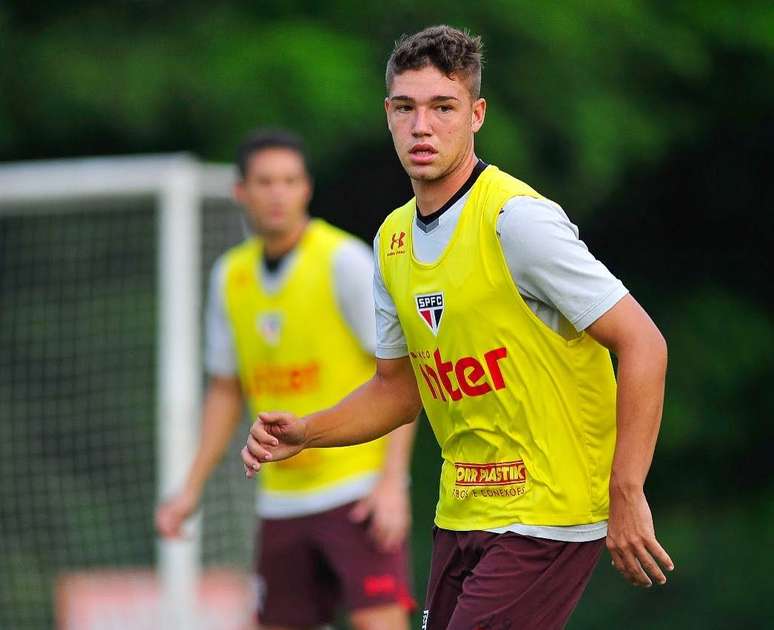 Bissoli com a camisa do São Paulo