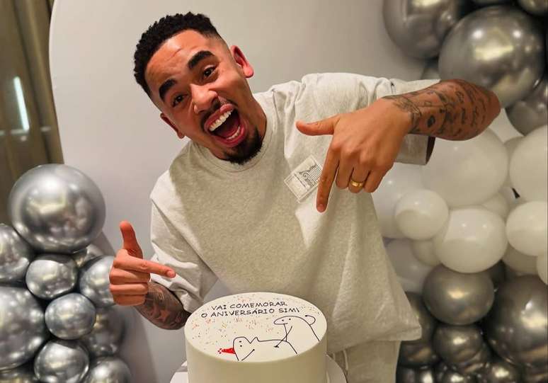 Gabriel Jesus comemora anivers&aacute;rio