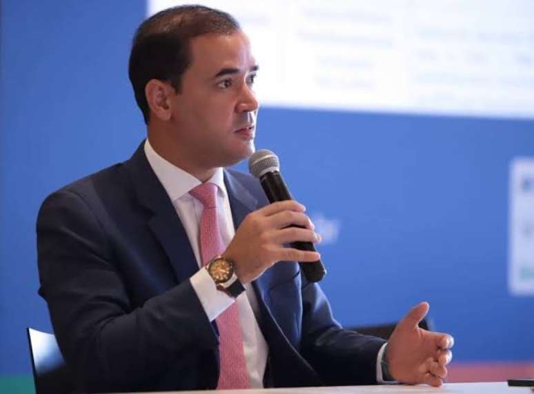Vicentinho Júnior quer oferecer dedução do IR para quem investir em novas tecnologias e em carregadores públicos de carros elétricos