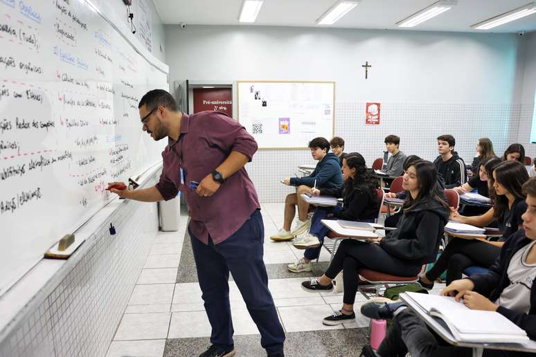 Professor do colégio Galois, Samuel Rbeiro Costa, em sala de aula com alunos na preparação nos últimos dias antes da prova do Enem 2024