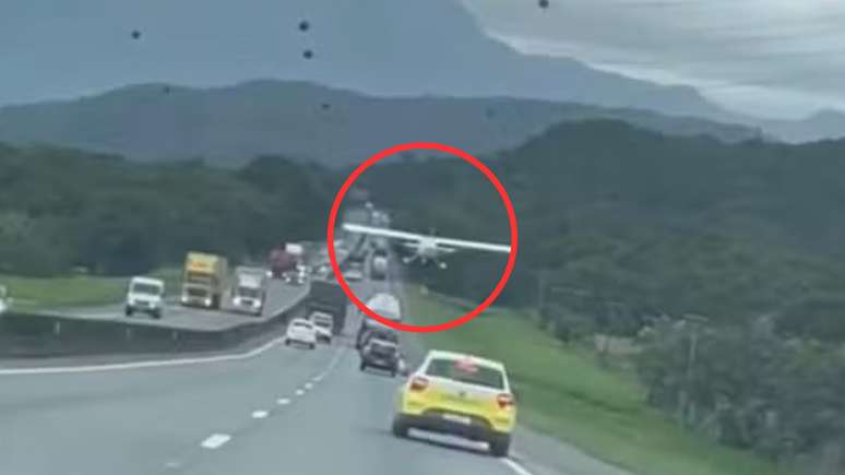 Avião faz pouso de emergência no meio da BR-101