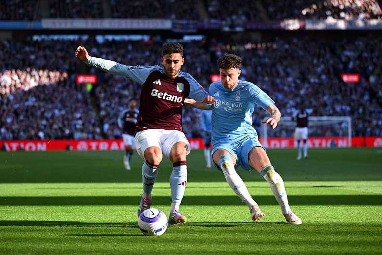 Neco Williams (&agrave; direita) fez o &uacute;nico gol do Forest na partida &ndash; Shaun Botterill/Getty Images