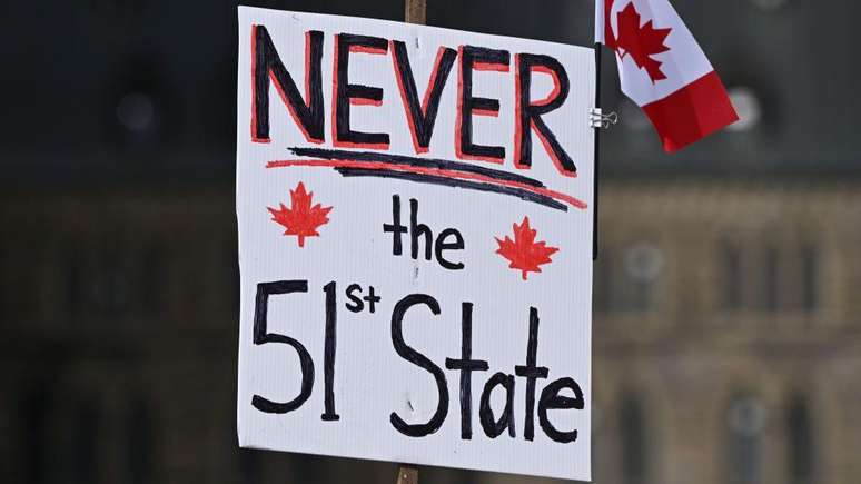 "Nunca 51&ordm; estado", dizia um cartaz em uma manifesta&ccedil;&atilde;o em Ottawa