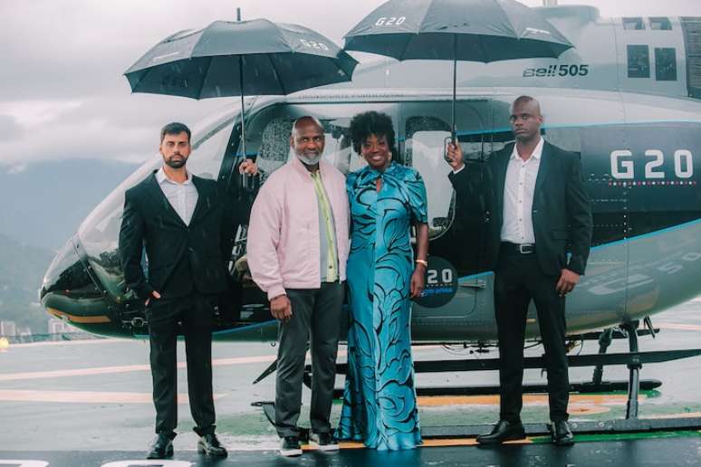 Julius Tennon e Viola Davis chegam ao evento de lan&ccedil;amento do filme 'G20' no Morro da Urca, no Rio de Janeiro.