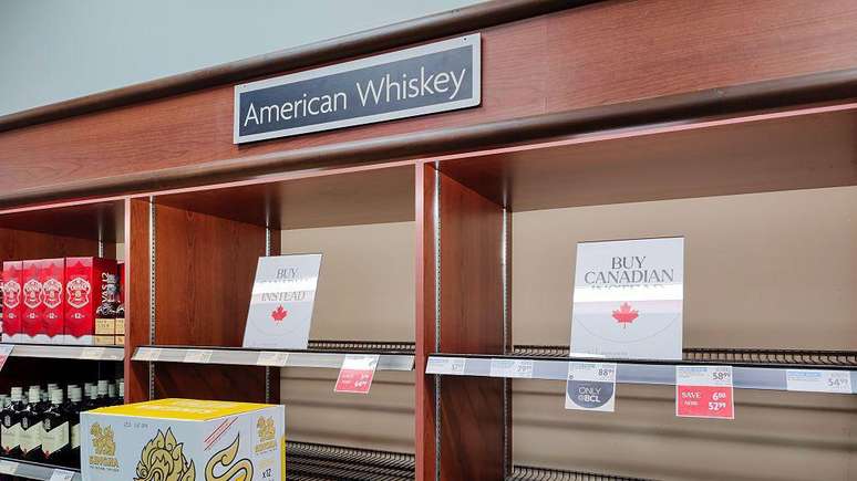V&aacute;rias prov&iacute;ncias canadenses retiraram bebidas alco&oacute;licas americanas de suas prateleiras