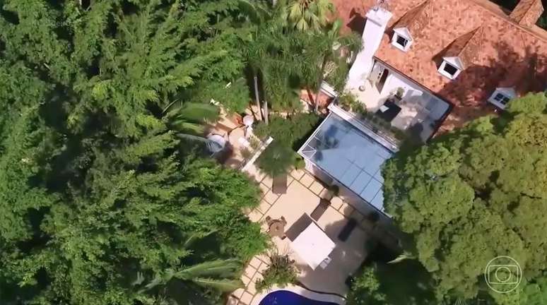 A mans&atilde;o tem arquitetura com aspectos do estilo normando, como as janelas de s&oacute;t&atilde;o