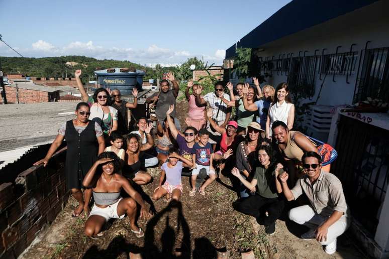A gestão da Horta Comunitária Mãos de Milagres é comandada por dezenas de mulheres no bairro do Ibura, em Recife (PE).
