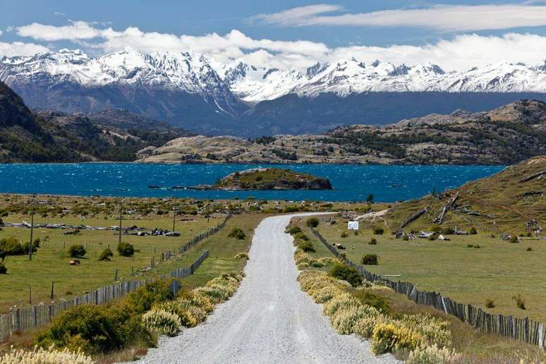 A Carretera Austral com o azul profundo do lago General Carrera e os Andes nevados ao fundo, na regi&atilde;o de Ays&eacute;n, na prov&iacute;ncia de Santa Cruz (Patag&ocirc;nia chilena)