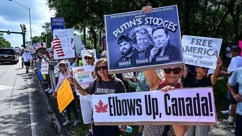 Um protesto foi realizado em West Palm Beach, Fl&oacute;rida, perto de onde Trump estava jogando golfe