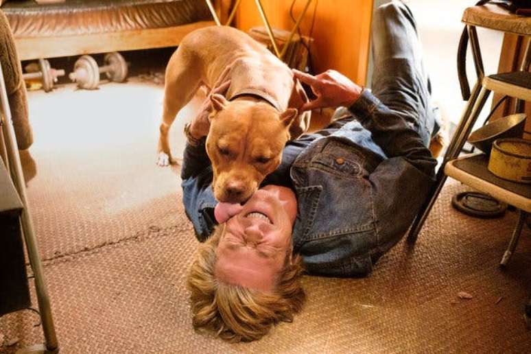 Brandy e Brad Pitt no set de Era uma vez... em Hollywood 