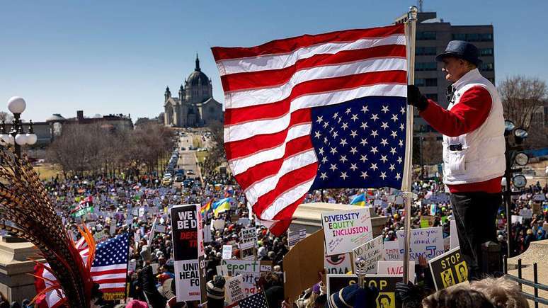 Em St. Paul, no Estado de Minnesota, manifestantes protestaram contra Trump e hastearam uma bandeira americana de cabe&ccedil;a para baixo