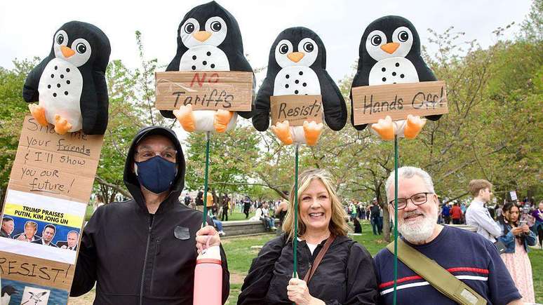 Em Washington, manifestantes satirizaram a decis&atilde;o de Trump de taxar uma ilha australiana habitada por pinguins