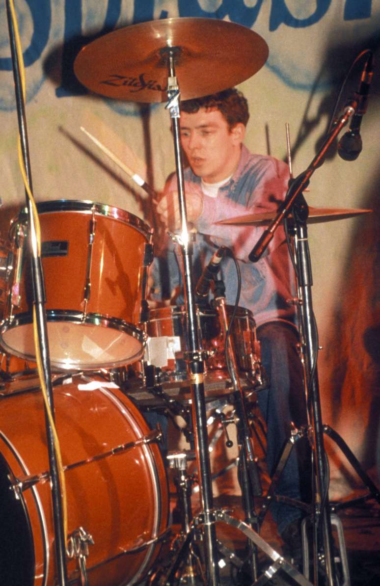 Tony McCarroll na bateria do Oasis em show realizado no The Water Rats, em 1994 
