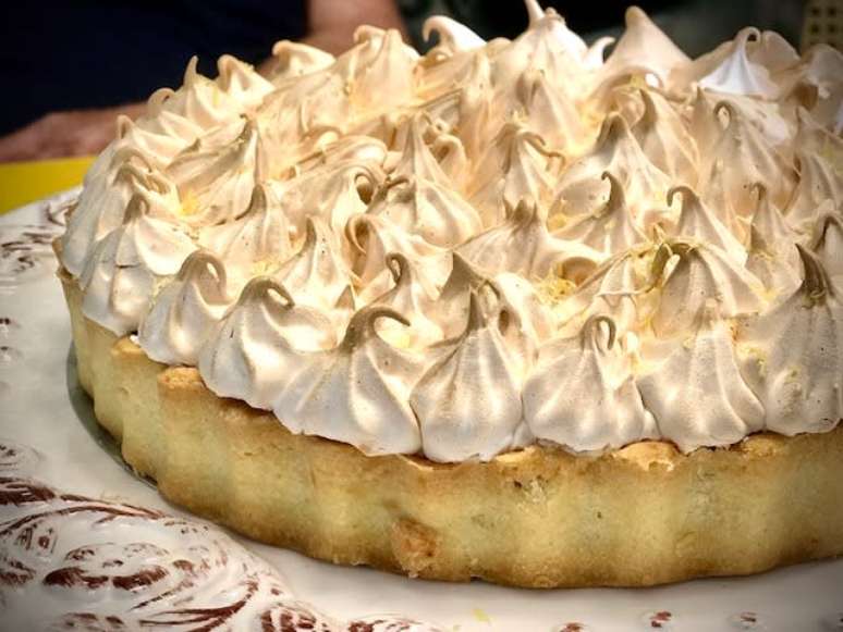 Perfect lemon cake with meringue: acid to the extent