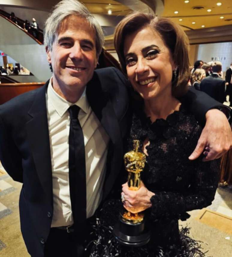 'Ainda Estou Aqui': o diretor Walter Salles e a atriz Fernanda Torres em Los Angeles, com a estatueta do Oscar de Melhor Filme Estrangeiro
