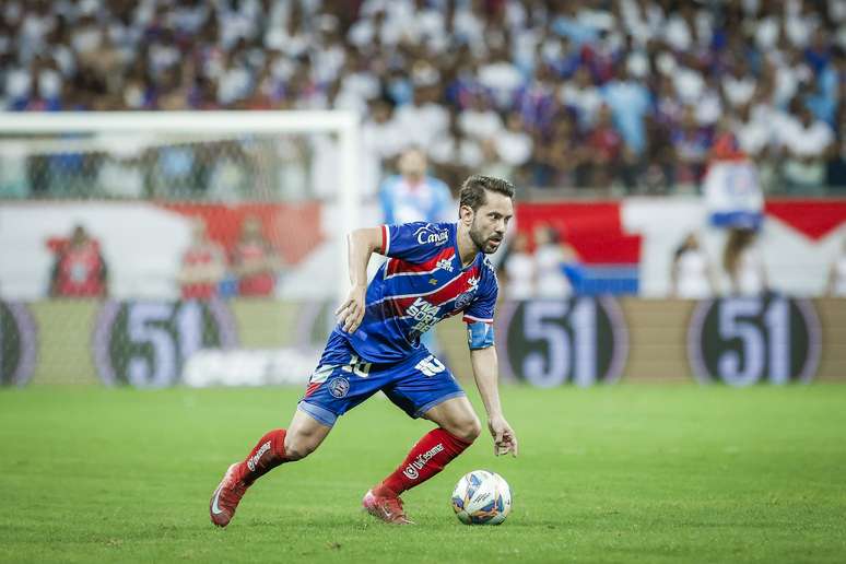 Everton Ribeiro em ação no Ba-Vi. 